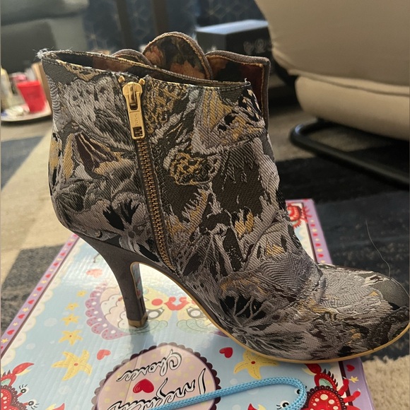 EUC 9 Irregular Choice Pearl Necture Brocade Booties - Picture 7 of 8